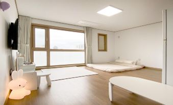 Jeju Hi Mom Kids Family Pension Black