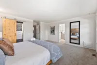 Scandinavian Chic – Hot Tub, Bikes and Lake Life! Hotels in Loveland