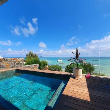Luxury Beachfront Villa with Private Pool - Jolly's Rock Hotels near Gabriel Island,Flat Island&Gunner's Quoin
