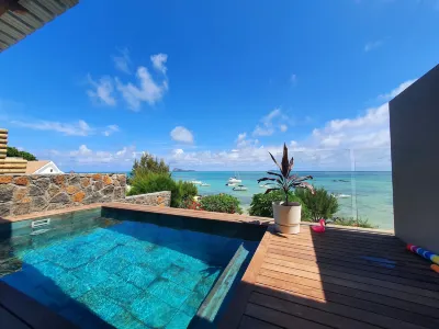Luxury Beachfront Villa with Private Pool - Jolly's Rock Hotellit kohteessa 