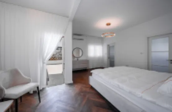 Spacious 4Bd House w Pool in the Heart of Herzliya