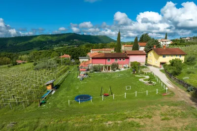 TouristFarm - Apartments "RED FAIRYTALE" Hotel di Spodnje Skofije