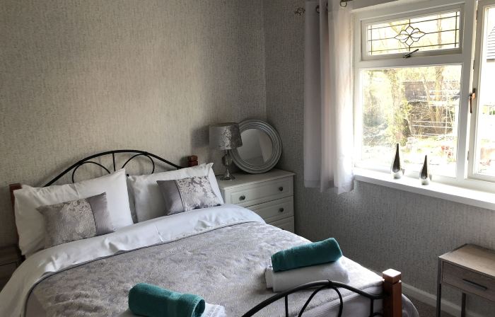 3 Bed House - Sleeps 6 - Parking - Garden - WIfi