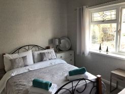 3 Bed House - Sleeps 6 - Parking - Garden - WIfi