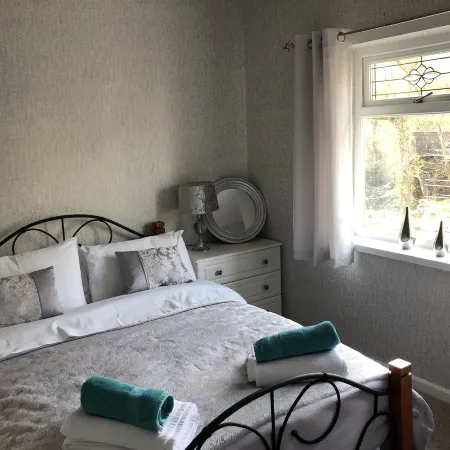 3 Bed House - Sleeps 6 - Parking - Garden - WIfi