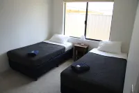 Southern River Family Accommodation. Free WiFi Hotels near Sherlock Close Reserve