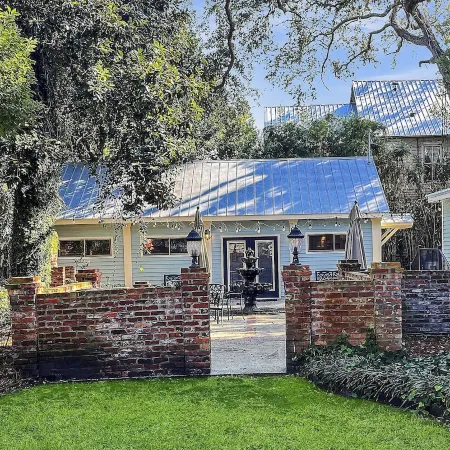 Elegant Southern Cottage/Downtown Pied-a-Terre near Island Beaches