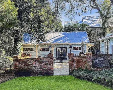 Elegant Southern Cottage/Downtown Pied-a-Terre near Island Beaches