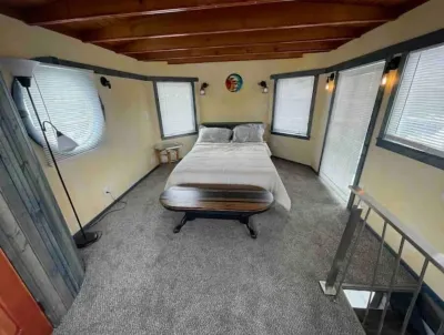 Delightful 1- bedroom floating home w free parking Các khách sạn gần 5th Avenue Bridge