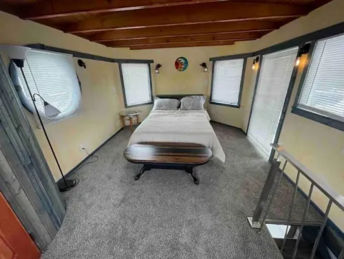 Delightful 1- bedroom floating home w free parking