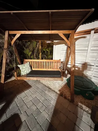 Siesta Key Cottage – Best Value! Just Cross the Street to the Gulf! Отели рядом с достопримечательностью «Кресент Бич»