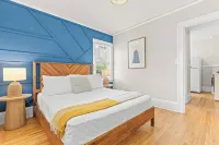 Midway Marvel: Central Location, Walk to Light Rail, Fast WiFi, Free Parking