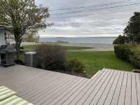 100 ft of private sandy beach on West Bay 3 miles from downtown TC.  Lic#2022-53 Elmwood Charter Township住宿飯店