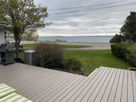 100 ft of private sandy beach on West Bay 3 miles from downtown TC.  Lic#2022-53 Отели рядом с достопримечательностью «Деянг Нэчурал Арея»