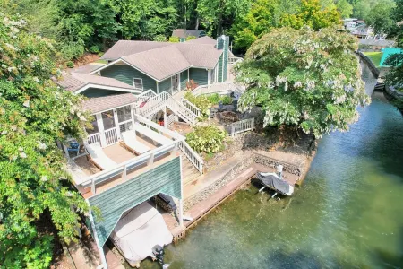 Amazing Spacious & Cozy Lake House on Lake Burton w/ Boat Access! Dog Friendly!