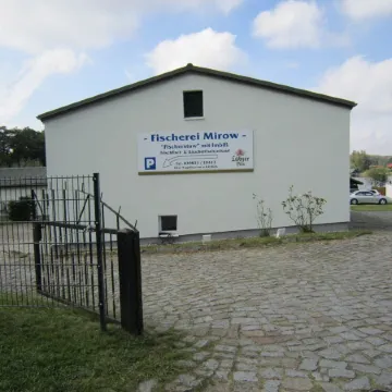 Lake view oasis with private jetty: your dream vacation apartment by the water