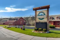 Charming Cabin with Cozy Fireplace and Whirlpool Tub - Inviting Retreat Hotels in Branson Theatre District