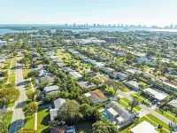 WALK TO THE BEACH! Charming 3-bedroom house in North Palm Beach with AC, WiFi