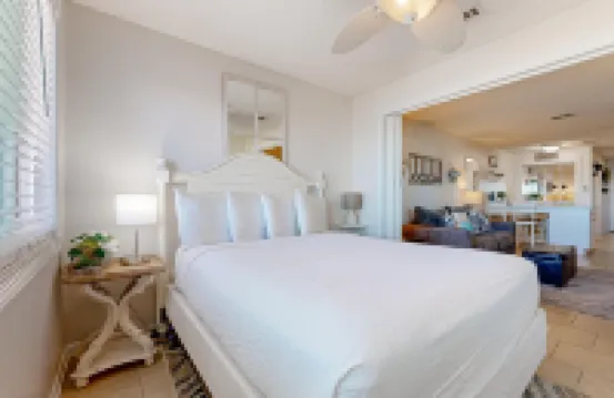 Third-Floor Condo w/ Shared Pool, Sound View, High-Speed WiFi, & Central AC ペンサコーラ・ビーチのホテル