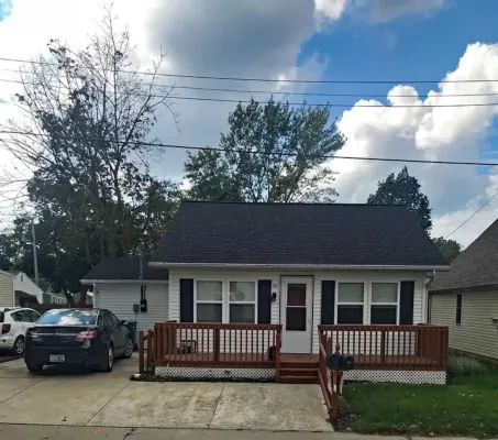 Steps from Beach and Lakefront Park - Charming Nautical Cottage