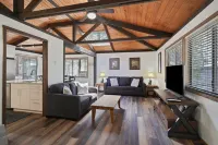 Hot Tub, Sharc Passes and Spacious Outdoor Patio - Charming Hideaway