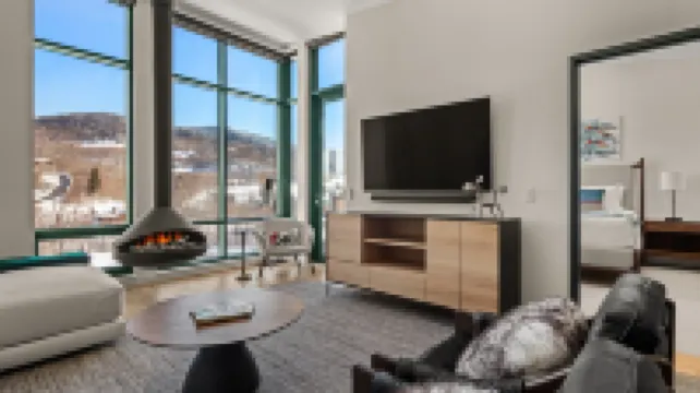 Mountain Retreat with Stunning Views and Outdoor Patios - Luxurious Haven