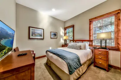 Unobstructed Views and High-End Grill - Exquisite Lakefront Haven