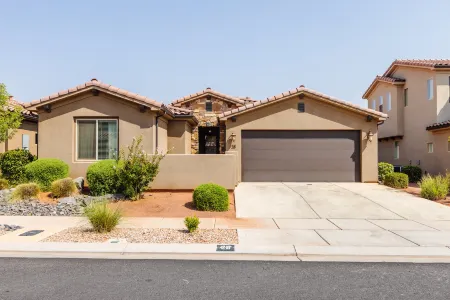 Private Hot Tub, Fire Pit and Community Pool - Luxurious Haven