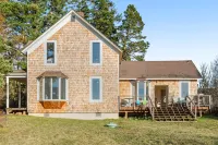 Classic farmhouse with front porch & amazing sunset views - walk to town