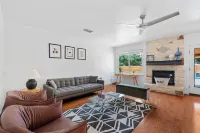 New Remodeled 4BR - Pool+Jacuzzi+PoolTable+Karaoke Stage+Arcades near Domain