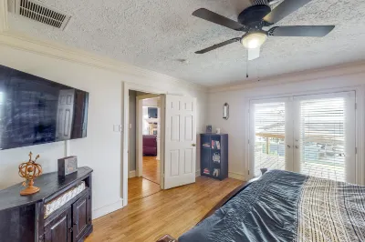 Lakefront Home with Private Dock, Outdoor Kitchen & Kayaks - Dog-Friendly