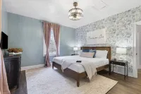 NEW! Stunning 5bdr game+movie room, VIEW, Parking!