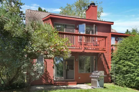 Cozy Condo with Wood Burning Fireplace and Quechee Club Access - Inviting Escape