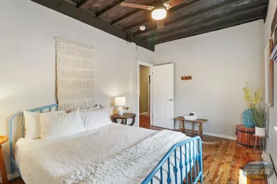 Chic Haven - Private Deck, Shared Patio, in Downtown