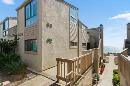 Ocean Views and Stylish Retreat - Serene Coastal Sanctuary Отели рядом с достопримечательностью «Fletcher Cove Community Center»