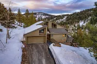 Gourmet Kitchen and Stunning Mountain Views - Bright Spacious Oasis Hotels near Tahoe Pines HOA Pier and Beach