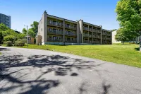 Lovely ski-in/out condo with gorgeous mountain views and shared tennis court Hotels near Sugar Mountain Ski Resort