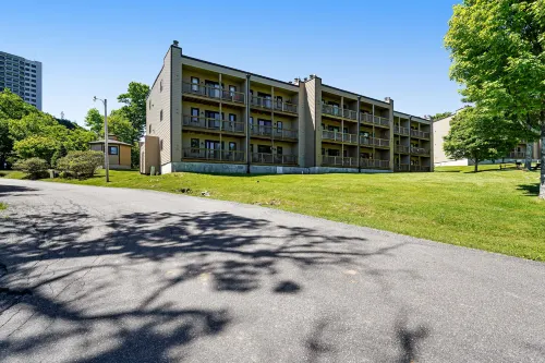 Lovely ski-in/out condo with gorgeous mountain views and shared tennis court Hotels in Pyatte