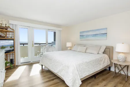 Community Pool and Lush Surroundings - Charming Oceanfront Retreat Отели рядом с достопримечательностью «Pine Knoll Shores»