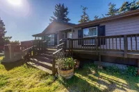 Serene waterfront haven with lake views, fenced yard & home office Hotels in Curry County