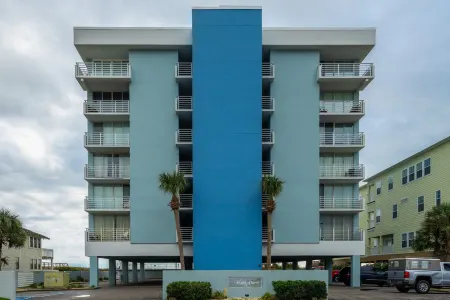 Spacious Oceanfront Balcony and Pool Access - Stunning Family Retreat Отели в г. Север Миртл Бич