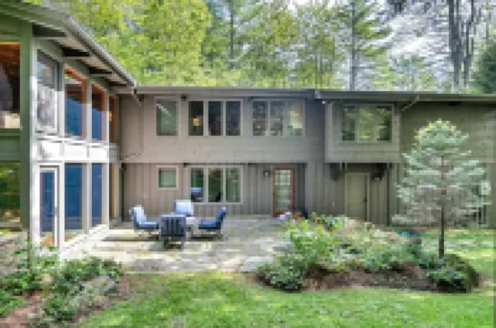 Private Hot Tub, Sauna and Game Room - Stunning Tranquil Escape