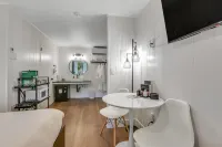 Ground-floor hiker's studio with mountain views & fast WiFi - dog-friendly Hotels in Quilcene