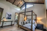 Luxury Cabin with Game Room and Golf Course Access - Exquisite Retreat