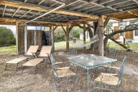 Cozy Retreat with Expansive Views and Rustic Charm - Enchanting Hideaway Hotel di Burnet
