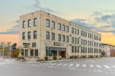 Exquisite Penthouse with Chef's Kitchen and City Views - Stunning Retreat