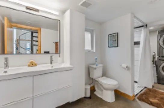 Proximity to Downtown and Buffalo Park - Stylish Loft Retreat