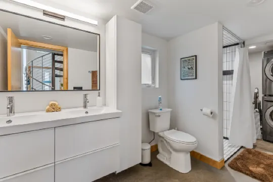 Proximity to Downtown and Buffalo Park - Stylish Loft Retreat