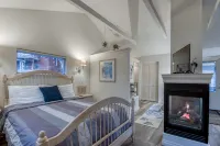 Enchanting Ocean View and Cozy Jacuzzi - Romantic Cottage Retreat