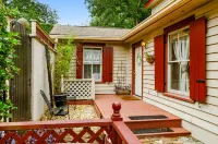 Unique cottage house in the historic district with deck & WiFi - dogs OK Hotels in Thunderbolt